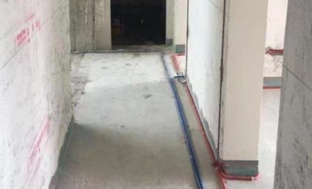 水電管排布引發(fā)分歧，師傅說(shuō)維修方便，業(yè)主卻要推翻重來(lái)